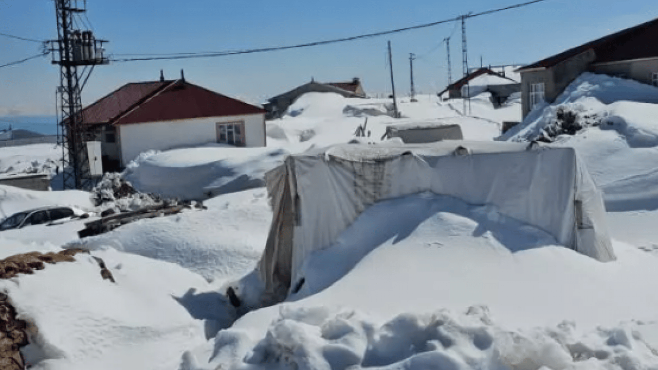 Foto - Nisan ayında kara gömüldüler: Beyaz örtü 3 metreyi aştı!