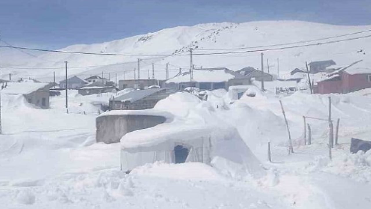 Foto - Nisan ayında kara gömüldüler: Beyaz örtü 3 metreyi aştı!