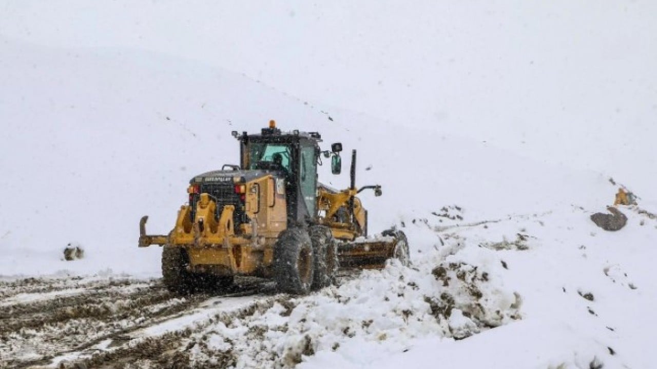 Foto - Nisan ayında şoke eden manzara! Kar kalınlığı insan boyutunu geçti