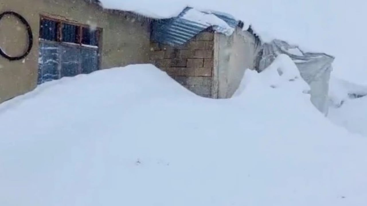 Foto - Nisan ayında şoke eden manzara! Kar kalınlığı insan boyutunu geçti