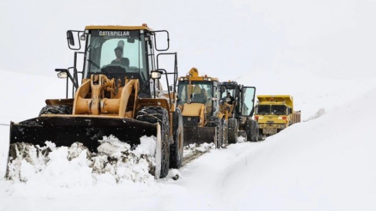 Foto - Nisan ayında şoke eden manzara! Kar kalınlığı insan boyutunu geçti
