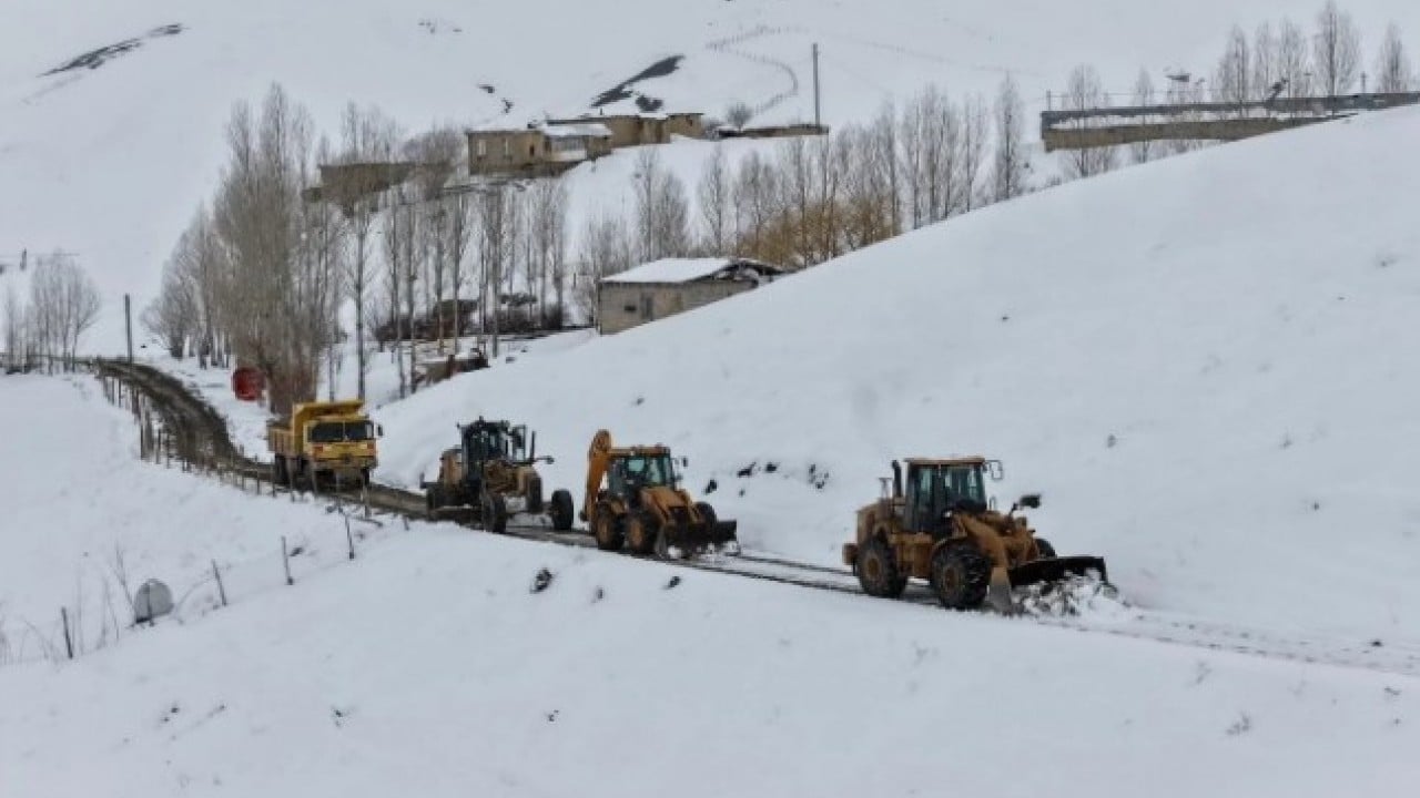 Foto - Nisan ayında şoke eden manzara! Kar kalınlığı insan boyutunu geçti