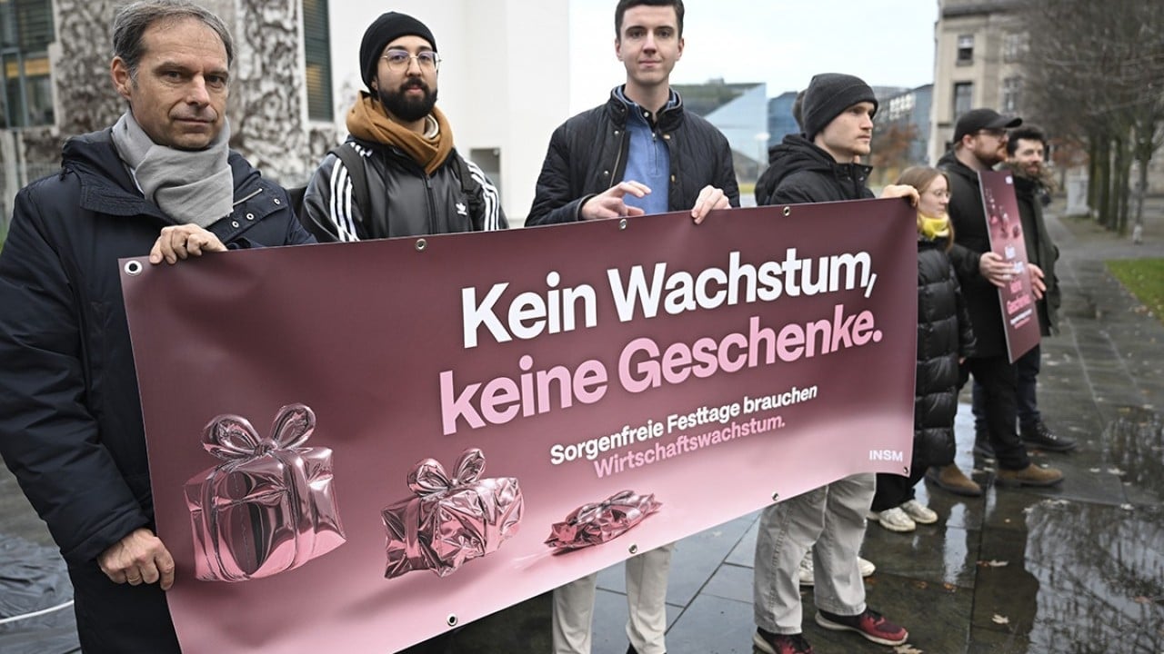 Foto - Noel Baba da isyan etti: Berlin'de Noel Baba maketli ekonomik büyüme protestosu dikkat çekti...