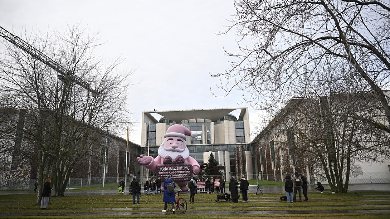Foto - Noel Baba da isyan etti: Berlin'de Noel Baba maketli ekonomik büyüme protestosu dikkat çekti...
