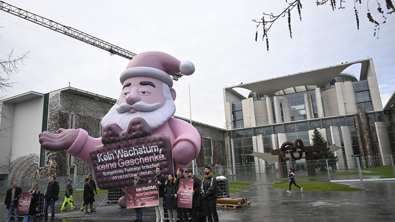 Foto - Noel Baba da isyan etti: Berlin'de Noel Baba maketli ekonomik büyüme protestosu dikkat çekti...