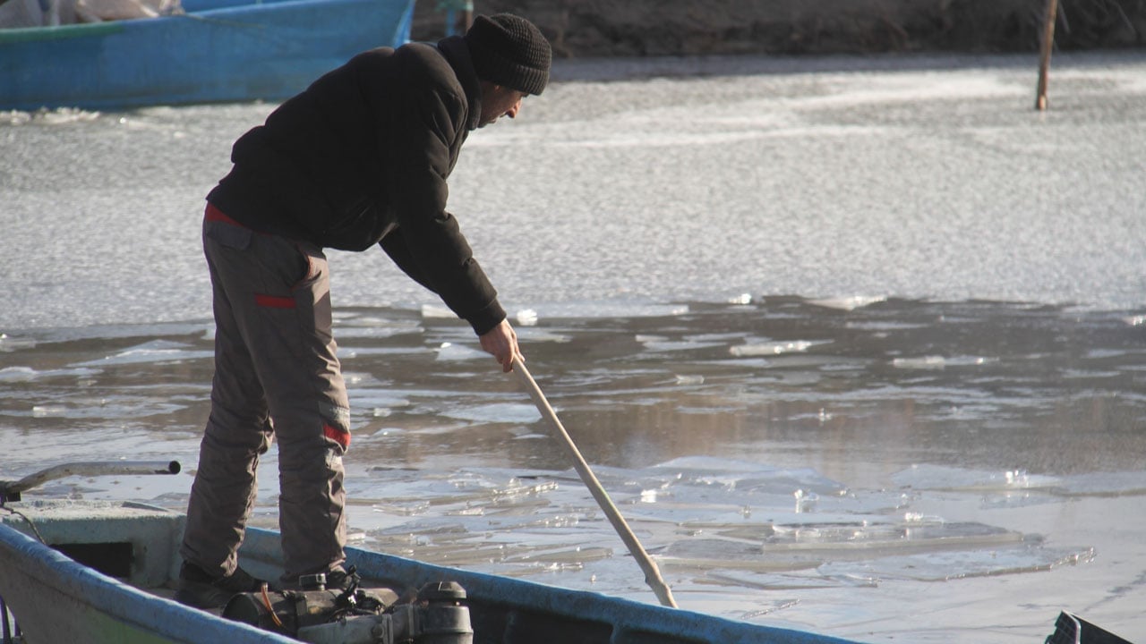 Foto - O gölde hayat durdu! Balıkçılar avlanmayı bıraktı, kuşlar kıyıya indi