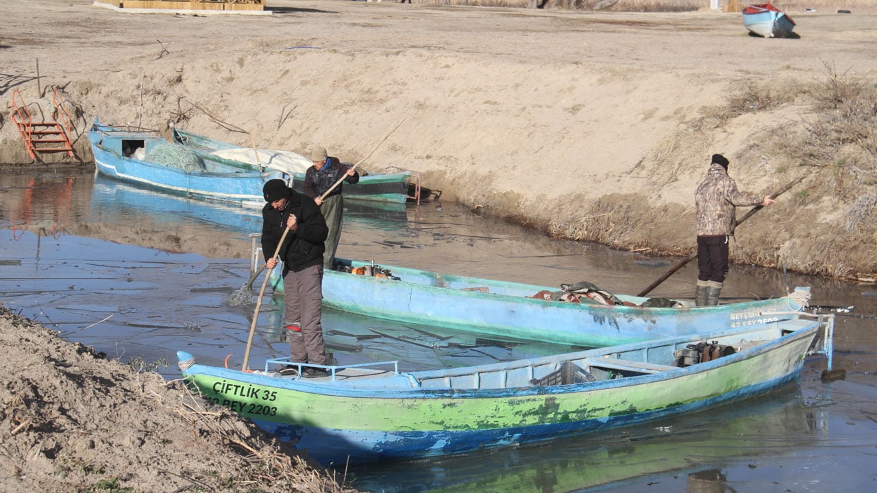 Foto - O gölde hayat durdu! Balıkçılar avlanmayı bıraktı, kuşlar kıyıya indi