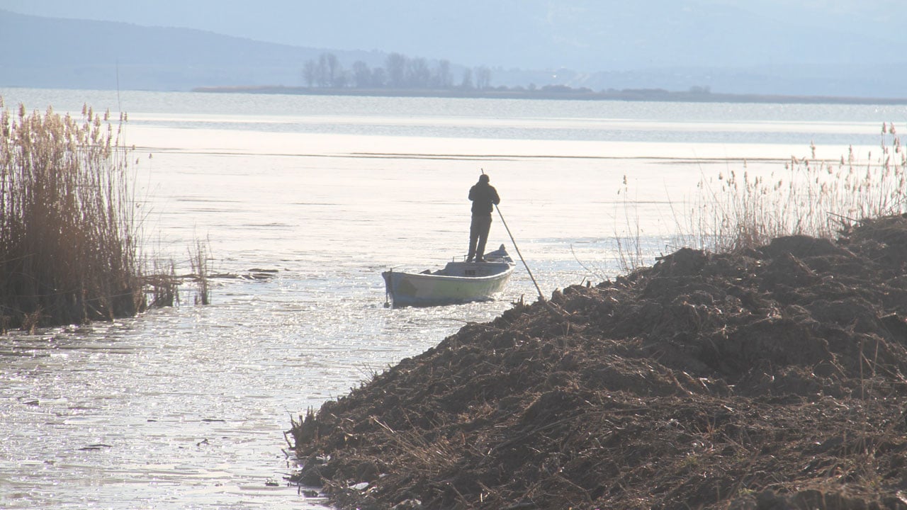 O gölde hayat durdu! Balıkçılar avlanmayı bıraktı, kuşlar kıyıya indi