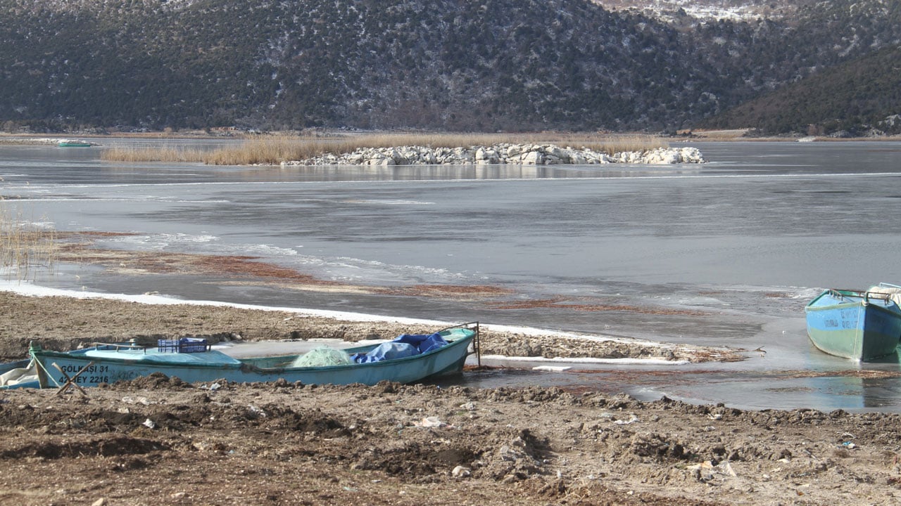 Foto - O gölde hayat durdu! Balıkçılar avlanmayı bıraktı, kuşlar kıyıya indi