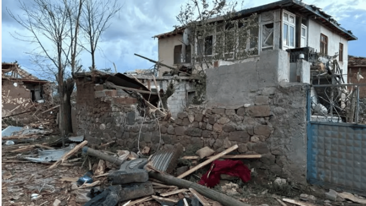 Foto - Bir ilçeyi hortum vurdu! Evlerin büyük çoğunluğu kullanılamaz halde!