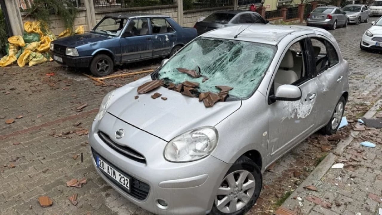 Foto - O ilde hayat felç oldu: Ağaçlar devrildi, otomobiller zarar gördü!