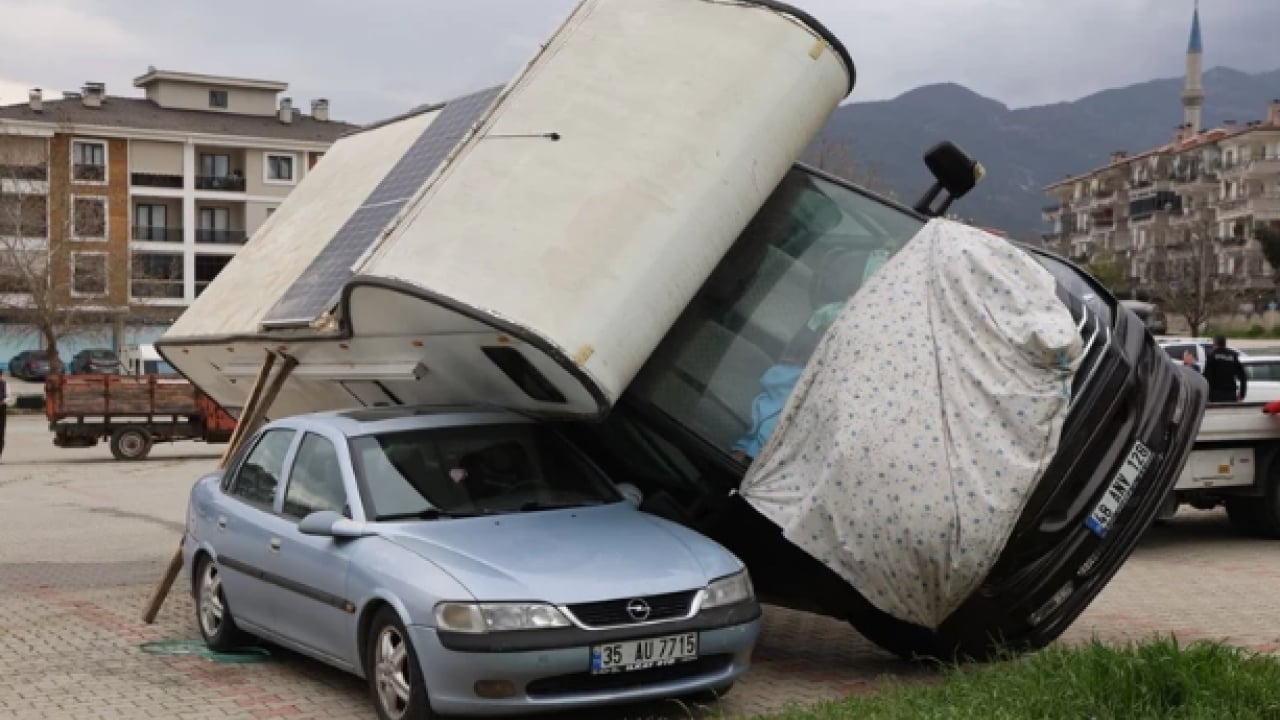 Foto - O ilde hayat felç oldu: Ağaçlar devrildi, otomobiller zarar gördü!