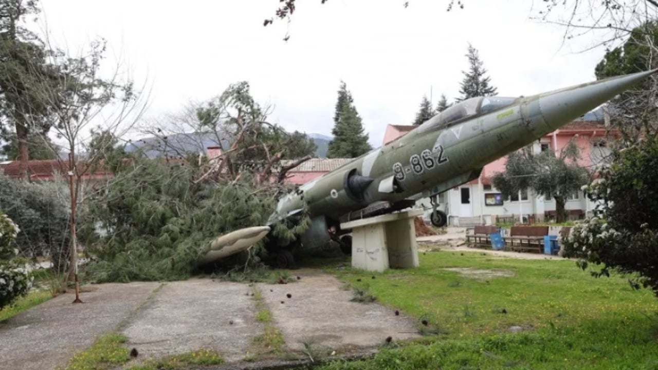 Foto - O ilde hayat felç oldu: Ağaçlar devrildi, otomobiller zarar gördü!
