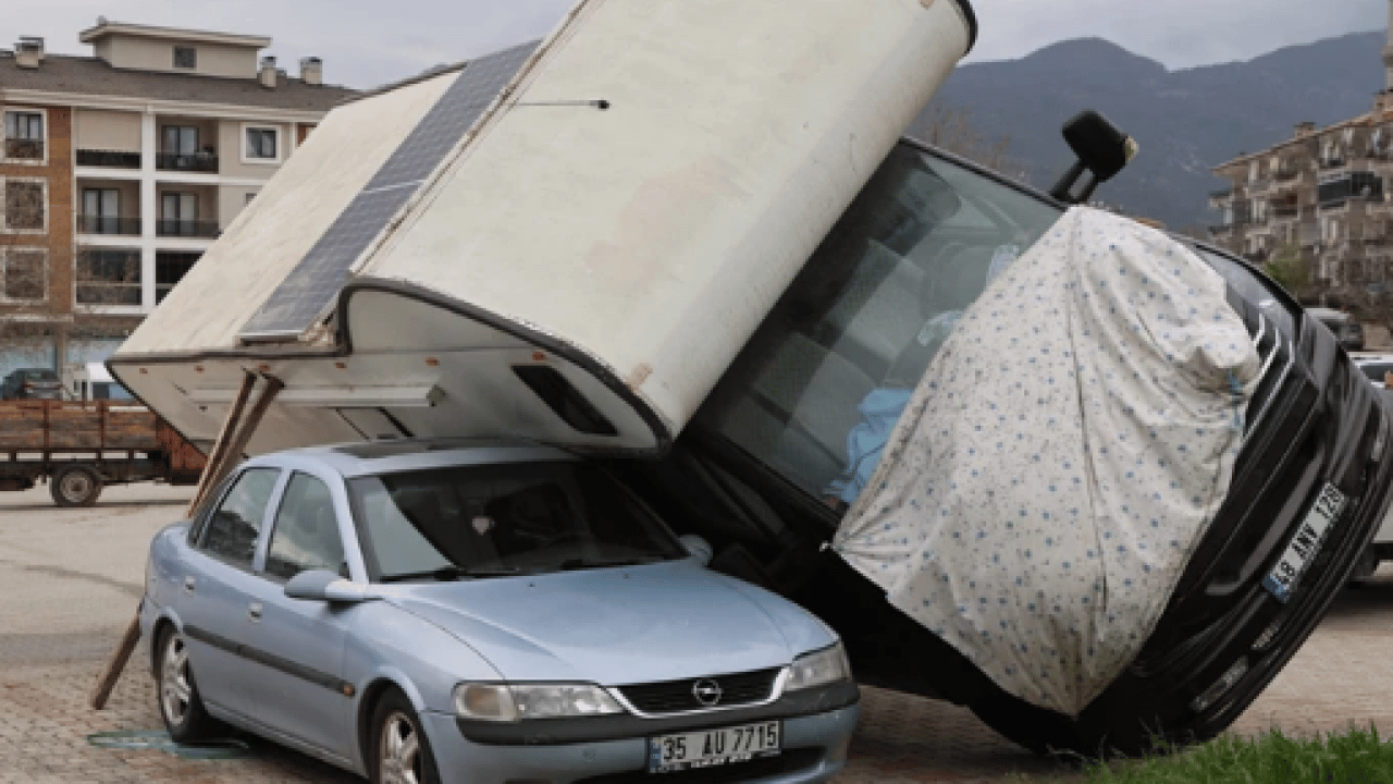 O ilde hayat felç oldu: Ağaçlar devrildi, otomobiller zarar gördü!