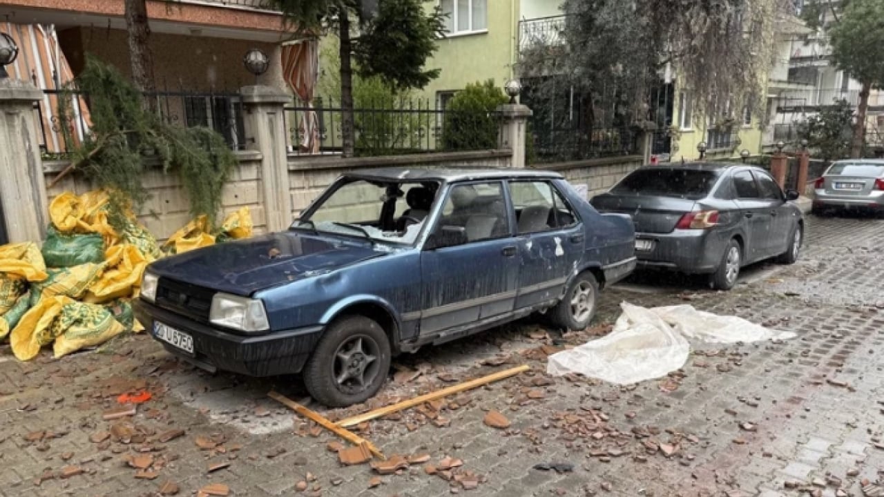 Foto - O ilde hayat felç oldu: Ağaçlar devrildi, otomobiller zarar gördü!
