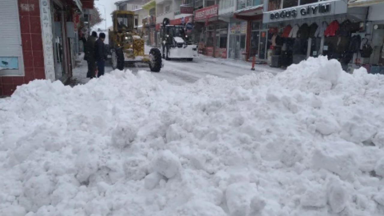 Foto - O ilde her yer beyaza büründü! Kar kalınlığı 5 metreye ulaştı!