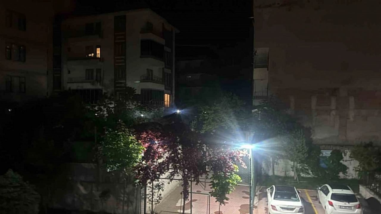 O ilimiz beşik gibi sallanıyor! Şiddetli deprem oldu, vatandaş yine sokağa fırladı 