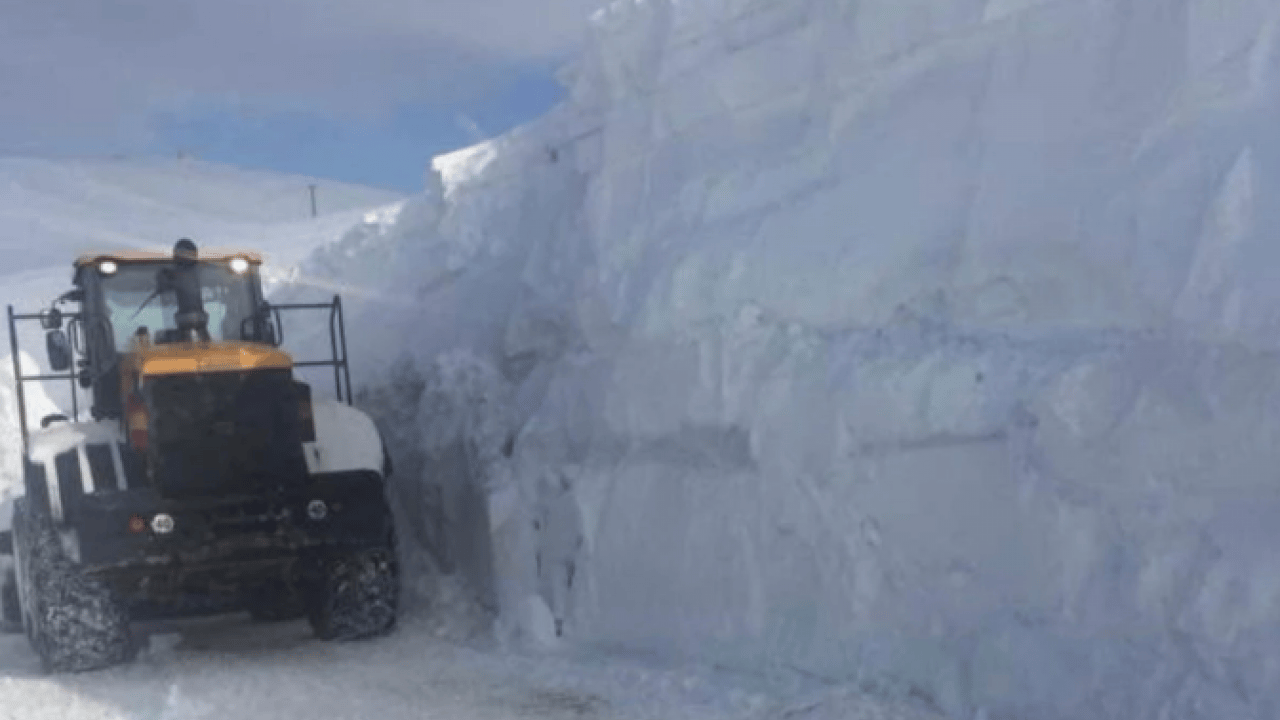 O ilimizde hayat resmen durdu! Kar kalınlığı 4 metreye ulaştı