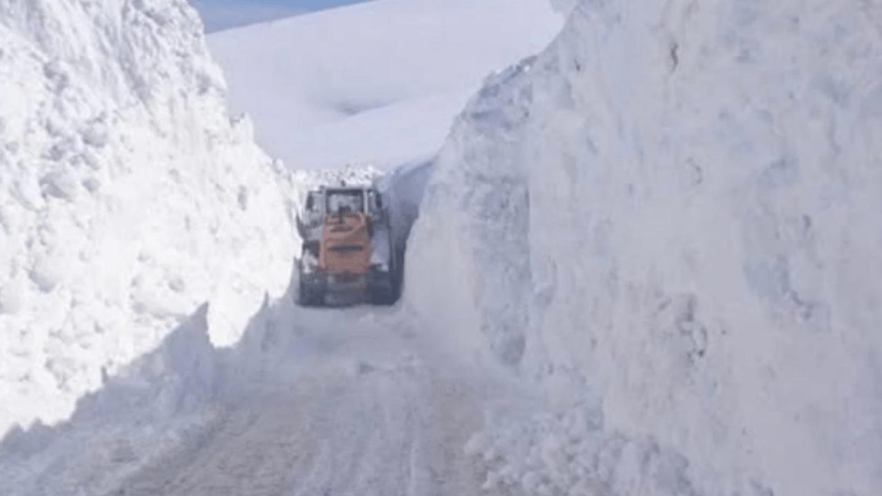 Foto - O ilimizde hayat resmen durdu! Kar kalınlığı 4 metreye ulaştı