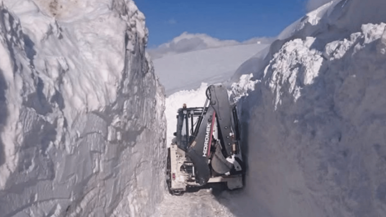 Foto - O ilimizde hayat resmen durdu! Kar kalınlığı 4 metreye ulaştı