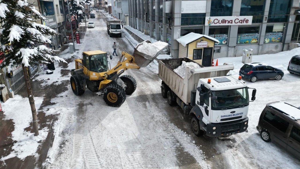 Foto - O ilimizde ilginç uygulama! 600 kamyon kar şehir dışına taşındı