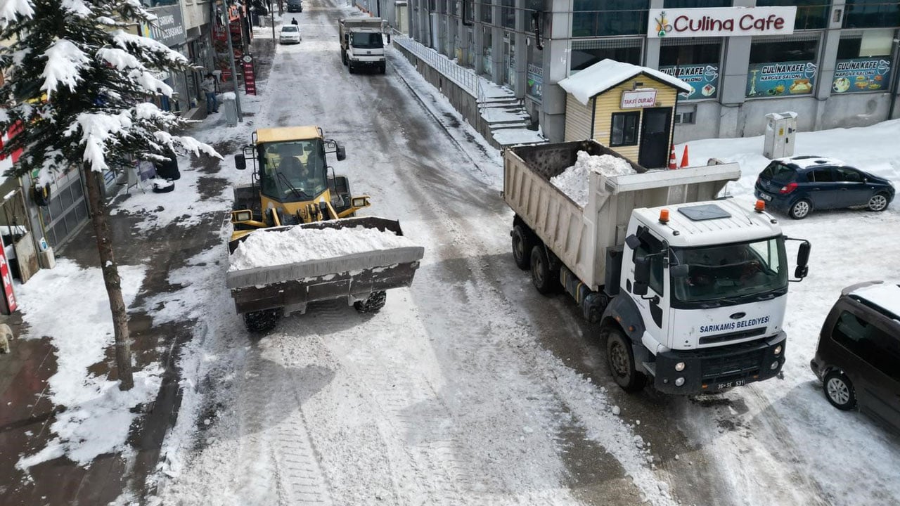 Foto - O ilimizde ilginç uygulama! 600 kamyon kar şehir dışına taşındı
