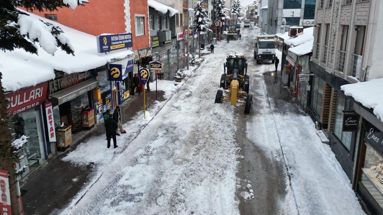 Foto - O ilimizde ilginç uygulama! 600 kamyon kar şehir dışına taşındı
