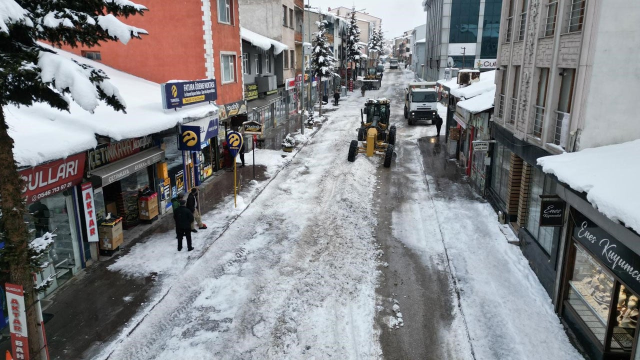 O ilimizde ilginç uygulama! 600 kamyon kar şehir dışına taşındı