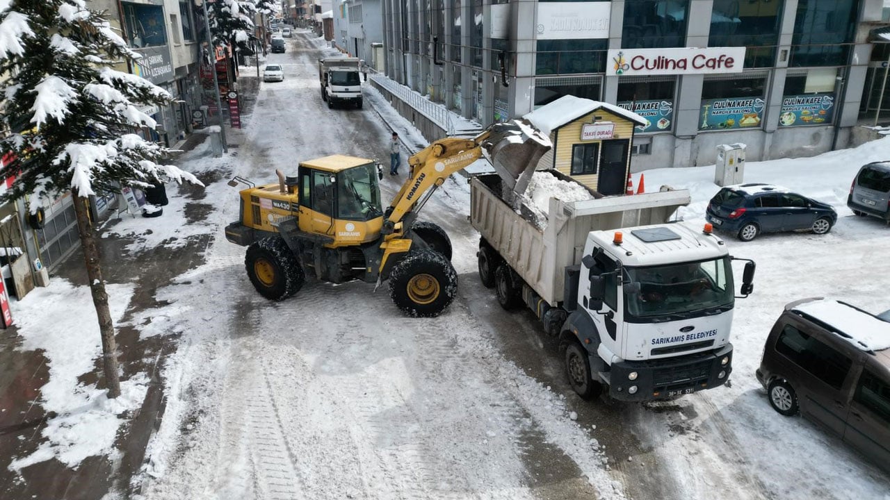 Foto - O ilimizde ilginç uygulama! 600 kamyon kar şehir dışına taşındı