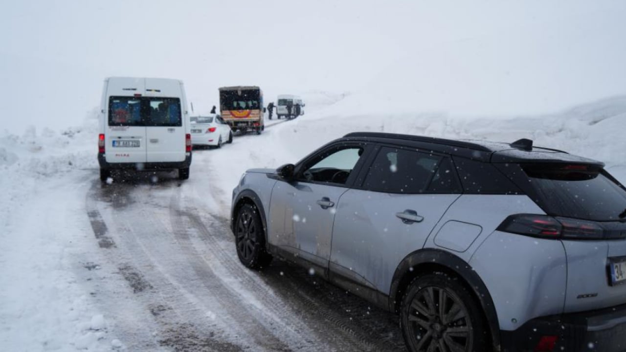 Foto - O ilimizde kar ve tipi hayatı durdurdu! Mahsur kalan 50 kişi kurtarıldı