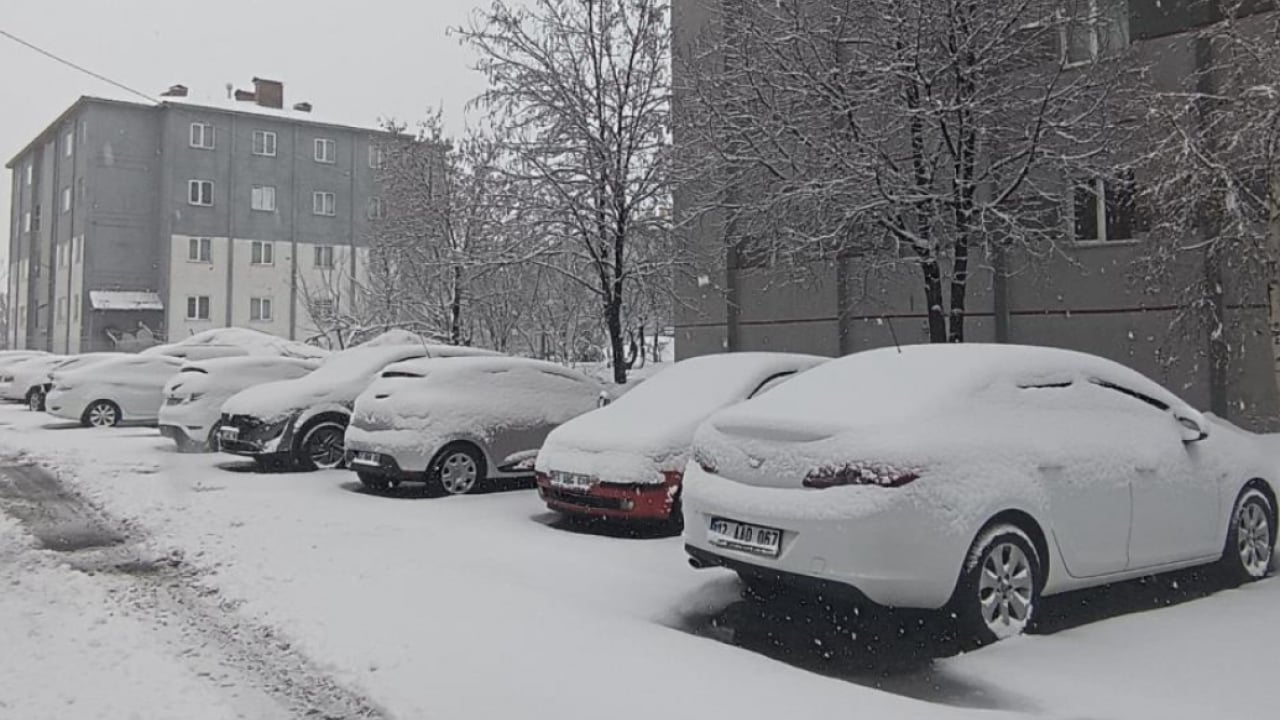 Foto - O ilimizde kış geri döndü! Nisan ayında lapa lapa kar yağdı