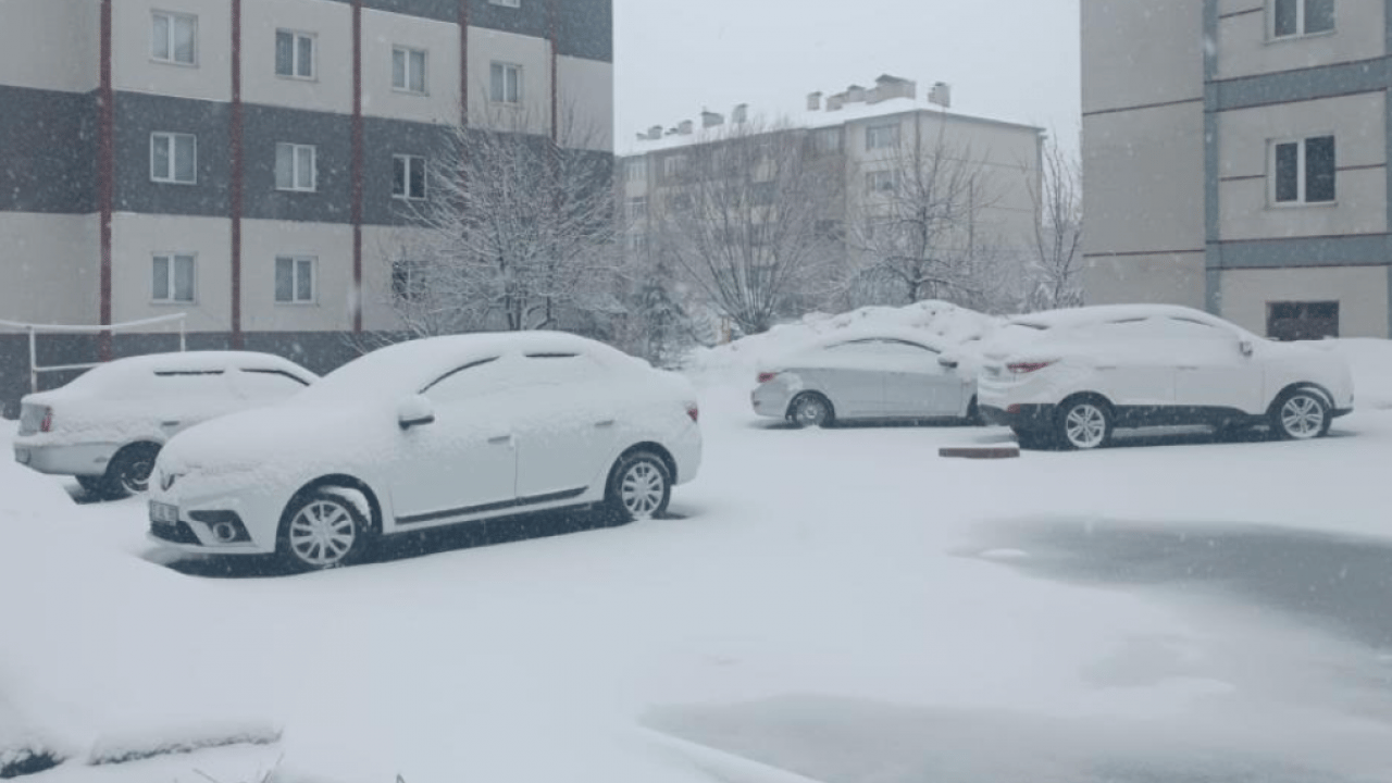 O ilimizde kış geri döndü! Nisan ayında lapa lapa kar yağdı