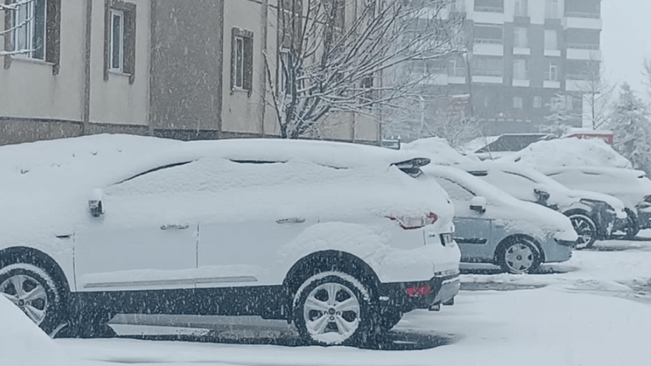 Foto - O ilimizde kış geri döndü! Nisan ayında lapa lapa kar yağdı