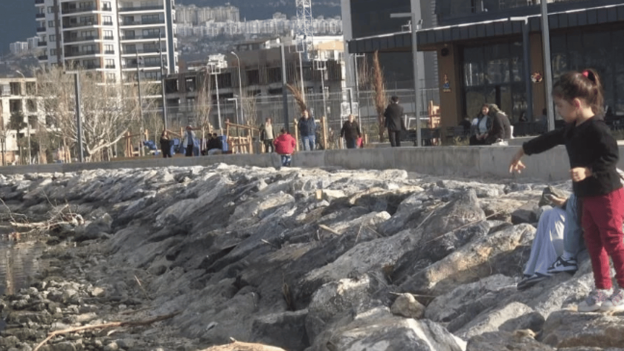 Foto - O ilimizde korkutan görüntü! Deniz suyu metrelerce çekildi