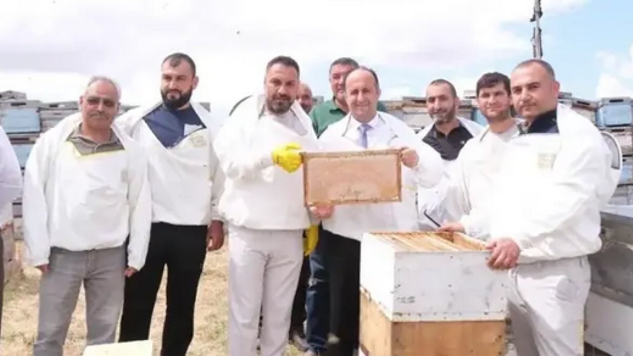 Foto - Müjde verildi: 'En İyi Bal' seçilecek... Yılın ilk hasadı başladı... Altın sarısı petekler görücüye çıktı!