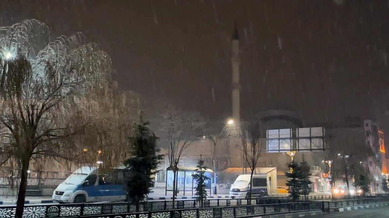 O ilimize lapa lapa kar yağdı