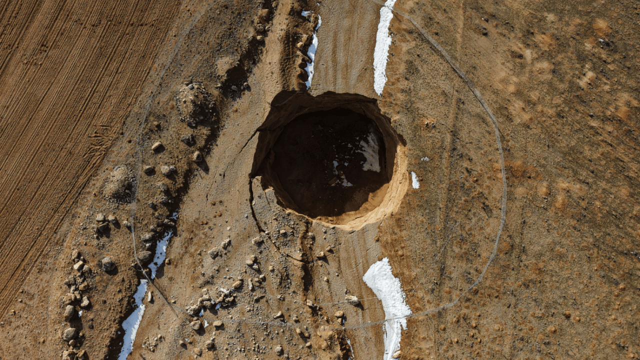 Obruk sayısı 700'e ulaştı! İklim değişti, sular çekildi, toprak çöktü: Uzmanından korkutan uyarı