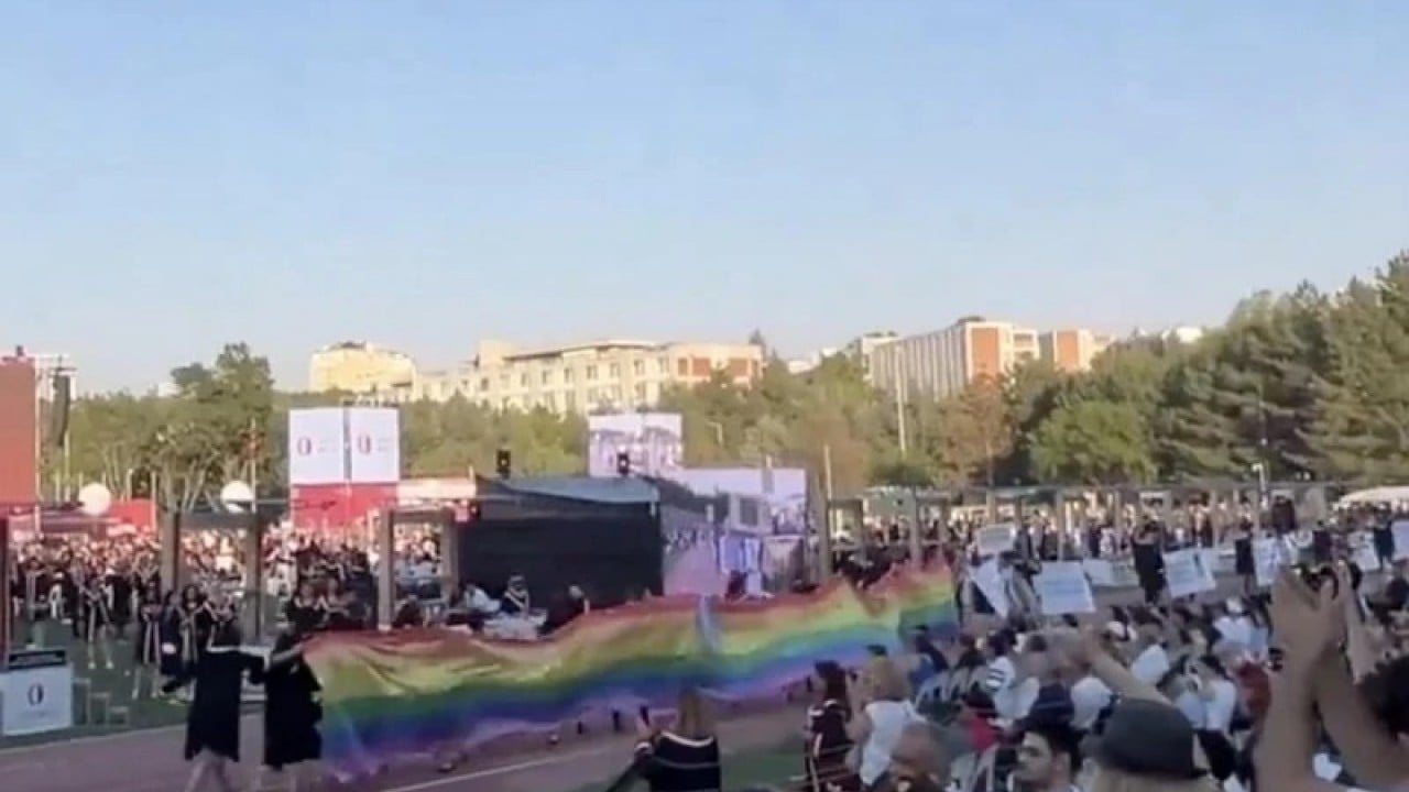 Foto - ODTÜ'de rezil anlar: Ayet olunca engel, LGBT olunca alkış
