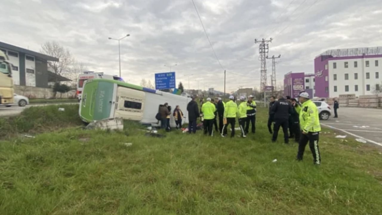 Foto - Öğrencileri taşıyan minibüs takla attı: Çok sayıda yaralı var!