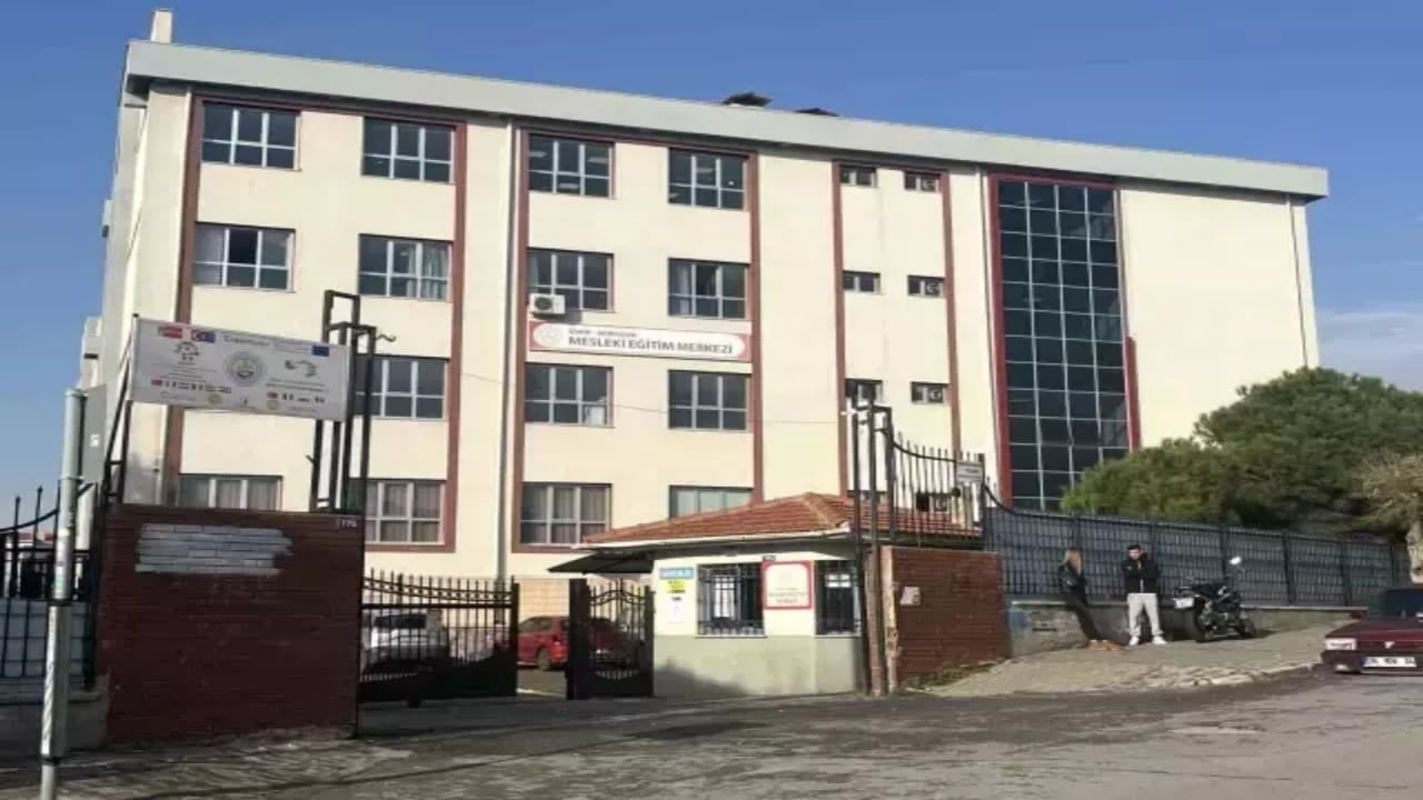 Foto - Öğrencilerine evinde temizlik yaptırtmış, gözaltına alınmıştı! Türkiye’nin konuştuğu öğretmene yöneltilen suçlama ağızları açık bıraktı