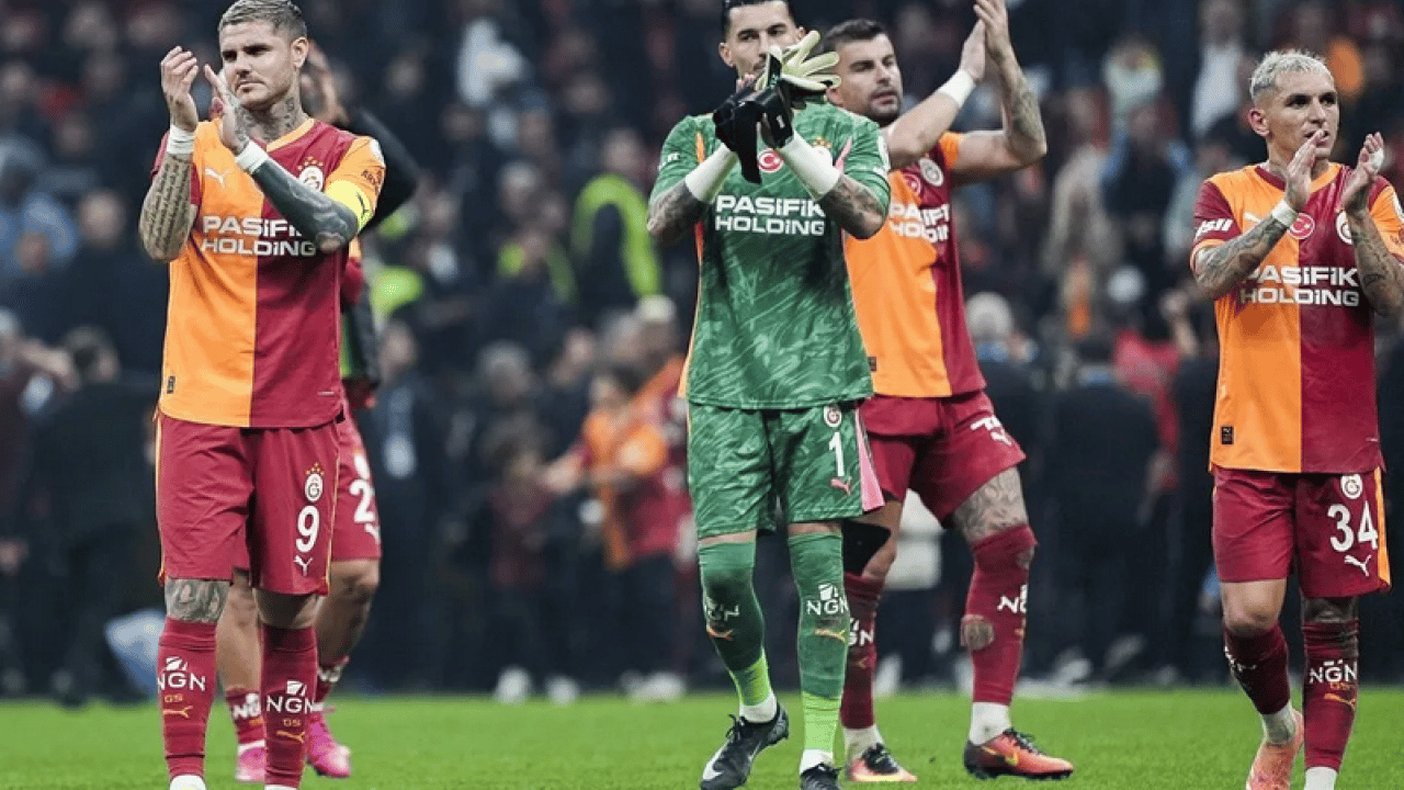 Okan Buruk çılgına döndü! Duran toplara bir girdi pir girdi... Hızlı oynama telaşı başa bela…