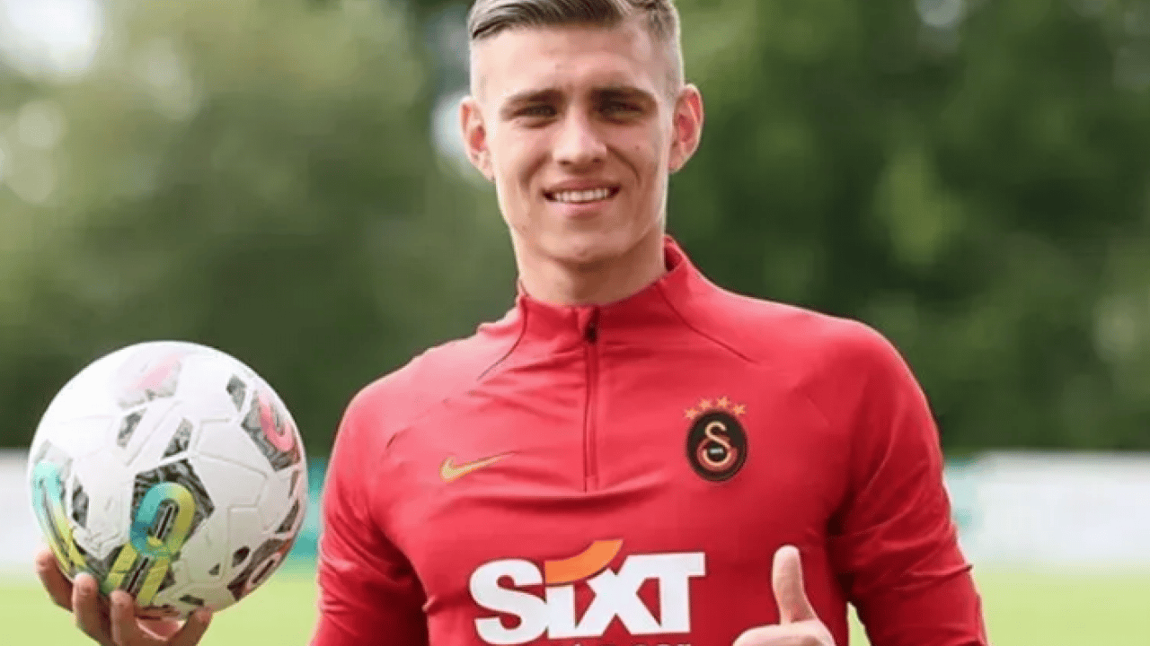 Foto - Okan Buruk'tan şaşırtan "sol bek" kararı! Hiç kimse bunu beklemiyordu: Taraftar bile şokta...