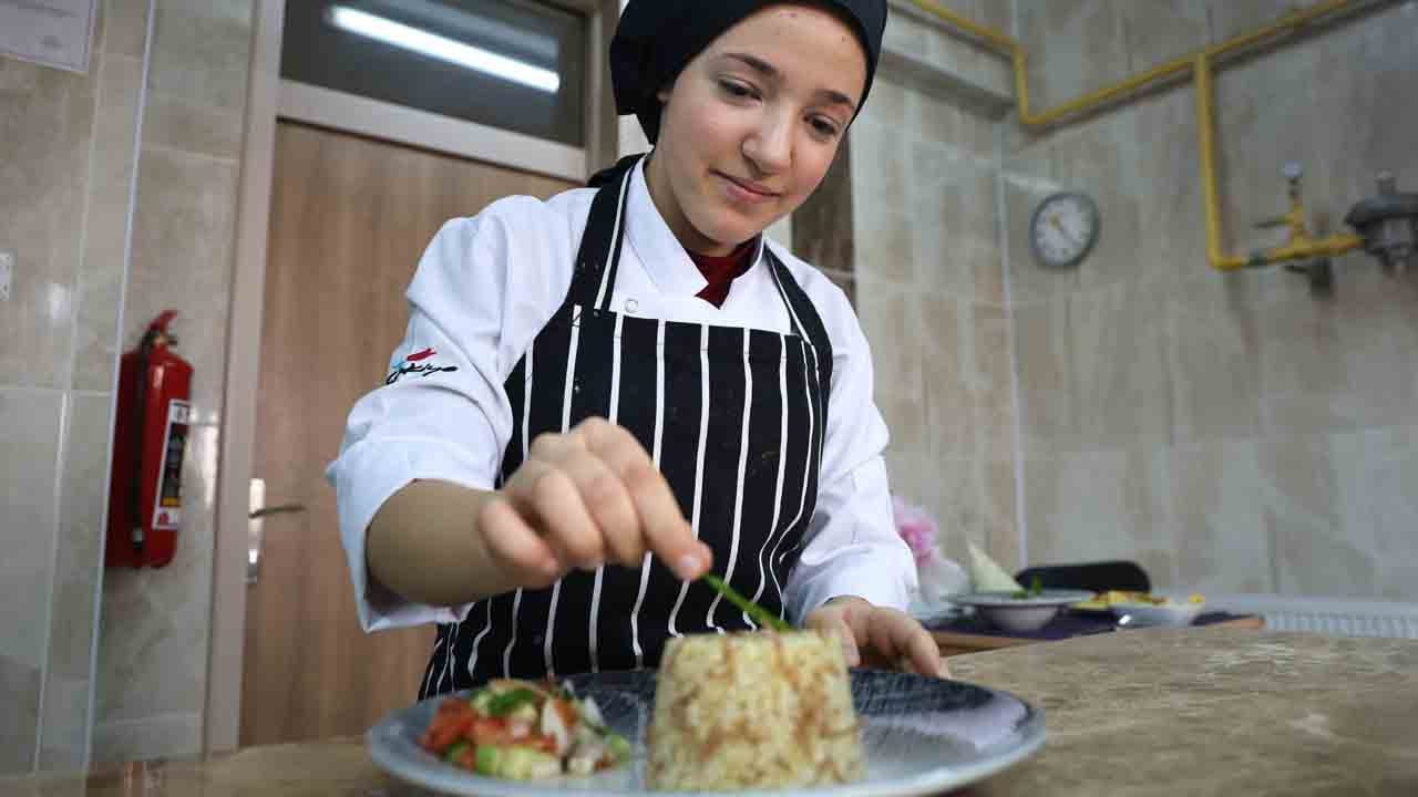 Foto - Okul değil fabrika: Lise yılda 19 milyon lira kazandı