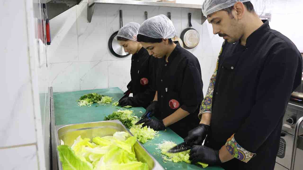 Foto - Okul değil fabrika: Lise yılda 19 milyon lira kazandı