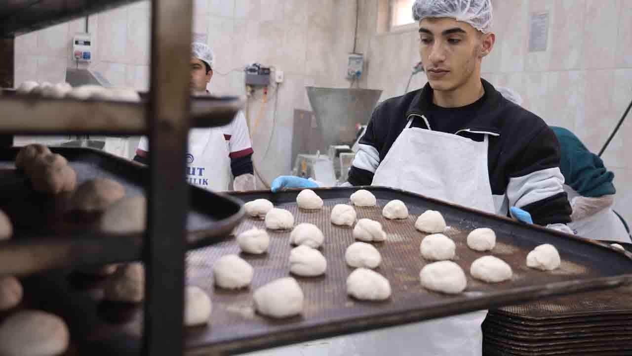 Foto - Okul değil fabrika: Lise yılda 19 milyon lira kazandı