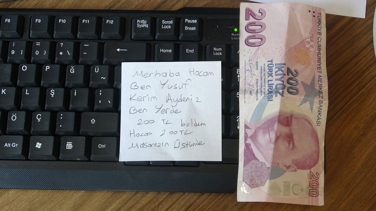 Foto - Okul koridorunda para buldu, aklına ilk gelen hadisle öğretmenler odasının yolunu tuttu