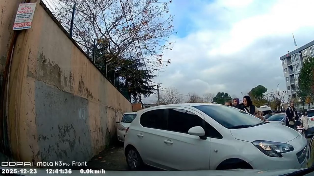 Foto - Okul yolunda maganda dehşeti! Öğrencileri ezmeye çalıştı, yetmedi hakaret etti