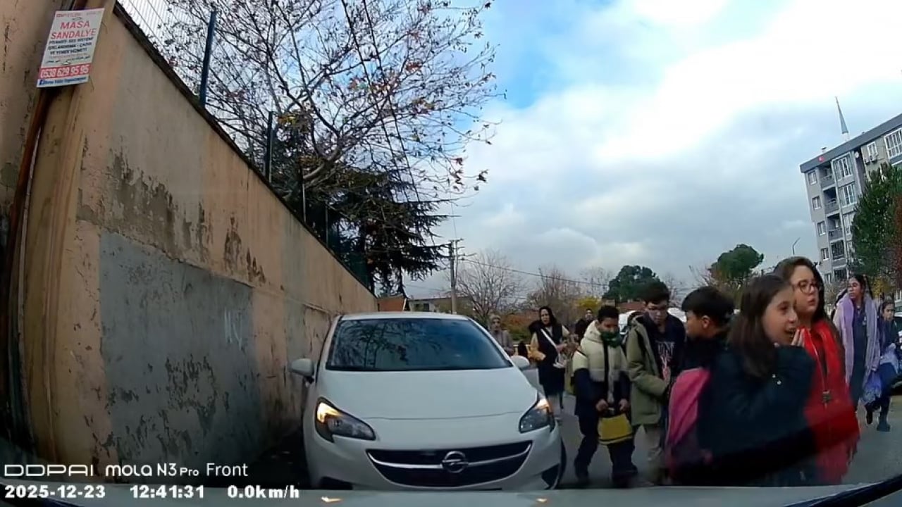 Foto - Okul yolunda maganda dehşeti! Öğrencileri ezmeye çalıştı, yetmedi hakaret etti