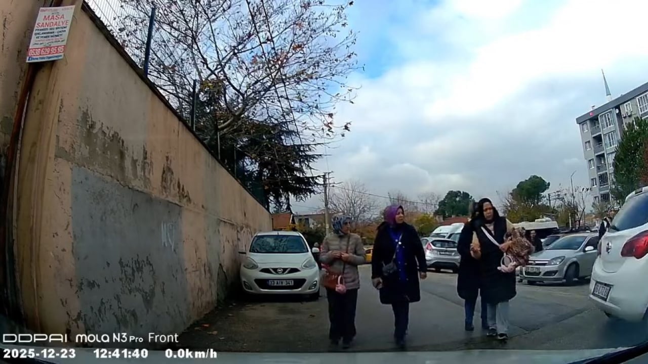 Foto - Okul yolunda maganda dehşeti! Öğrencileri ezmeye çalıştı, yetmedi hakaret etti