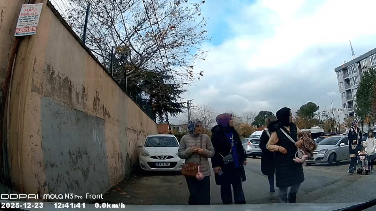 Okul yolunda maganda dehşeti! Öğrencileri ezmeye çalıştı, yetmedi hakaret etti